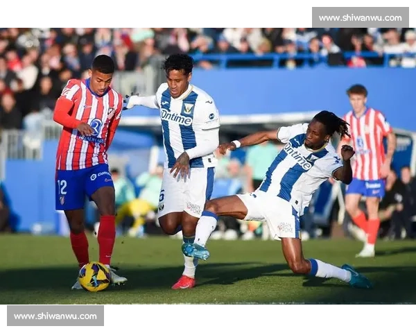 第一场比赛精彩回顾:战术对决与关键时刻分析,胜负背后的深层原因剖析